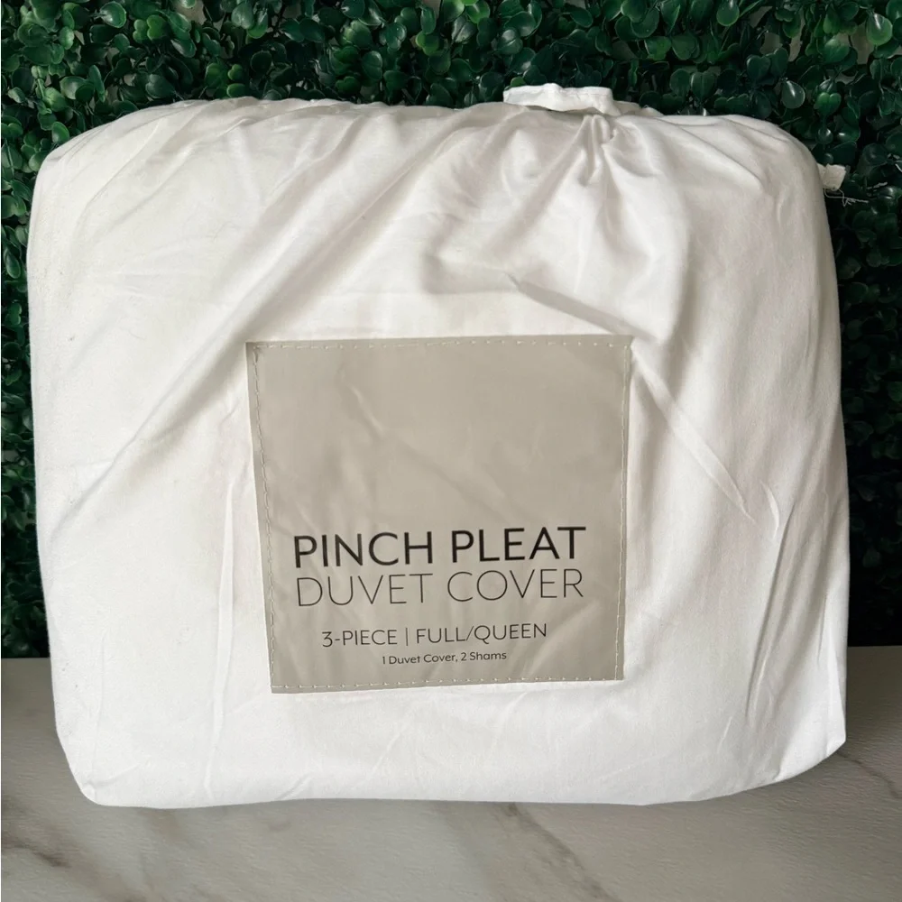 Pinch Pleat White Duvet Cover Set - Full/Queen Brand New